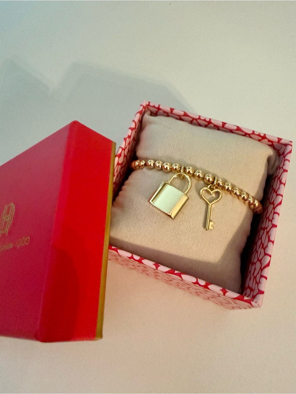 ❤️ New in box. Gorgeous stretchy beaded bracelet w/ 2 charms: heart lock and key